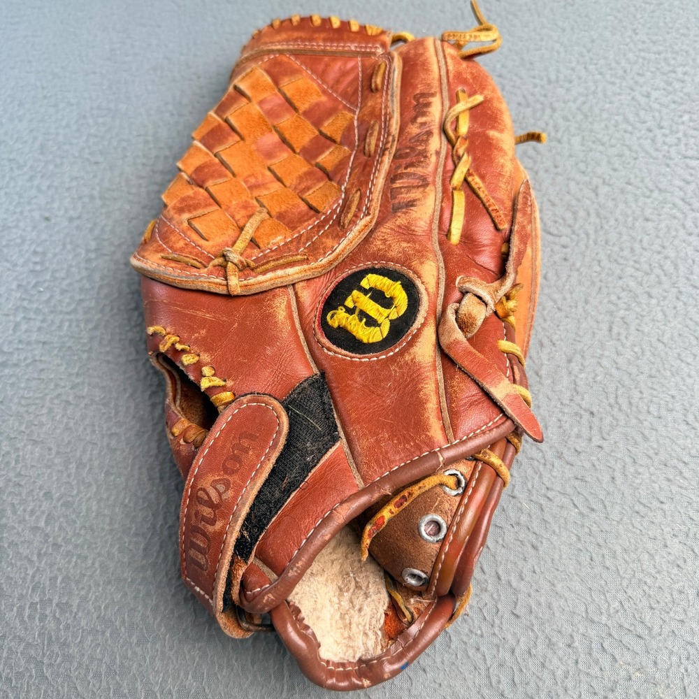 Wilson A2124 Signature Model Baseball Glove Right Hand Throw American Cowhide